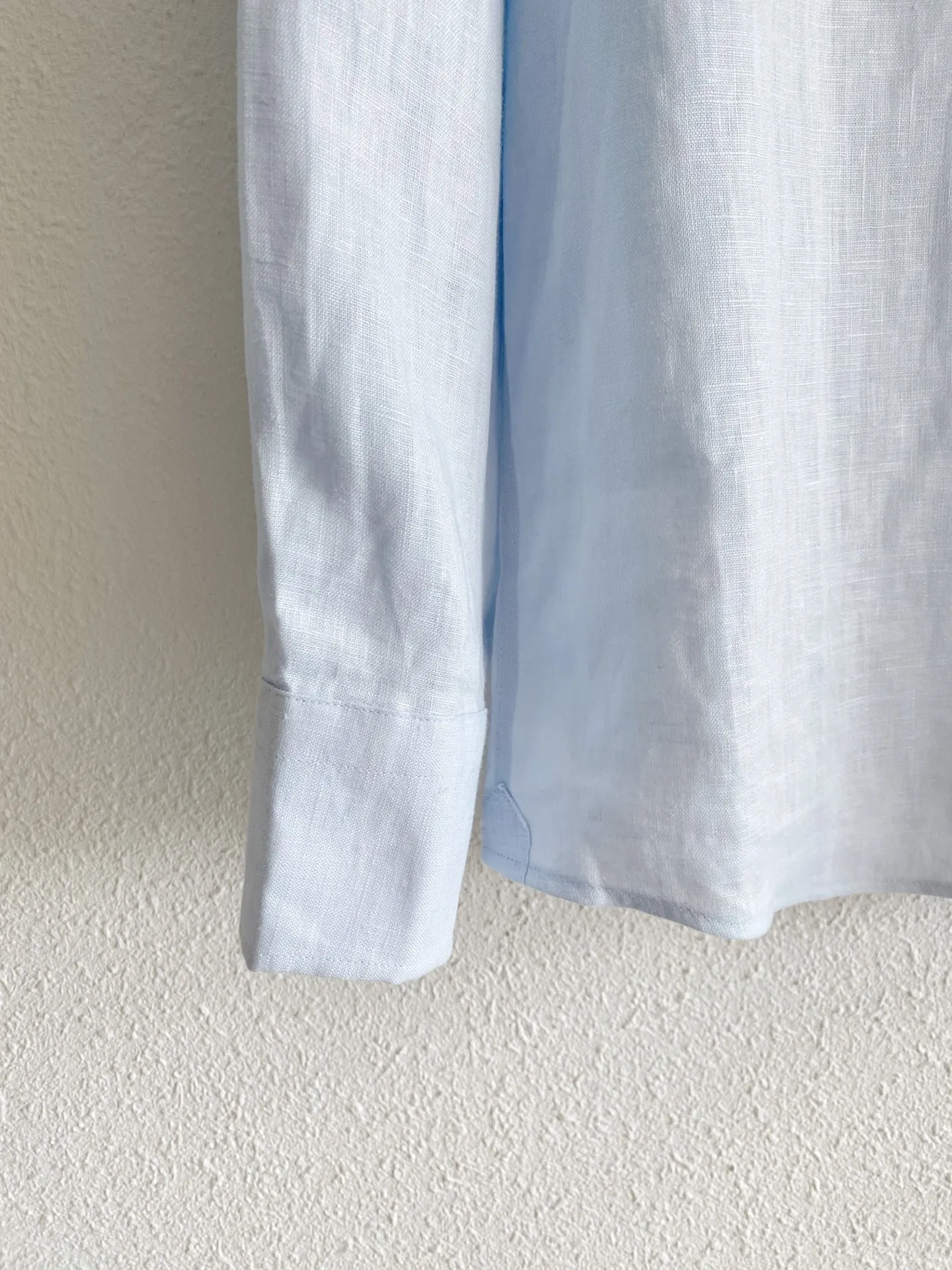 Loro Piana pure linen quiet luxury long-sleeved shirt Fabric: Select high-grade natural linen fabrics, retaining the original and delicate fabric texture of linen, with a soft matte texture, in line with the Italian style of low-key quiet luxury; The fabric has rich pores and excellent Breathable heat dissipation performance. In midsummer, the upper body can quickly dissipate body surface heat, making daily travel less prone to sweating and sticky skin; Native linen will produce natural light wrinkles, creating a casual and relaxed wearing atmosphere. The fabric has been pre-processed and optimized, and the rough and itchy feeling has been greatly weakened, making it comfortable to wear against the skin. The color fastness of the fabric has been controlled, and light colors are less prone to yellowing and dullness after repeated washing and care. Style and details: It adopts an elegant Italian small square collar with built-in shaping technology, which is not easy to fall and deform after daily wear and cleaning; the buttoned neckline is suitable for light business scenes, and you can switch to daily casual style by loosening the two upper buttons; the tailoring adopts a slightly loose shoulder version, which is very tolerant for figures with slippery shoulders, large shoulder width, and fat on the waist and abdomen. The shoulders are neatly routed, and the upper body does not feel tight and restrictive; The buttons on the placket are neatly arranged, and the wiring is fine and concealed. There is no conspicuously exposed brand logo, and the details are restrained and restrained; the regular-length long-sleeved cuffs can be folded freely, which can create different looks; the arc-shaped hem design is suitable for multiple wearing methods. It can be worn neatly and smartly when tucked into trousers, while the hem can be worn outside for a lazy and comfortable look. Color selection: Light sky blue: The tone is fresh and clear, with outstanding visual cooling effect. It is suitable for spring and summer seasons. It is suitable for all types of Light Gray, Khaki, and White bottoms. It is refreshing and neat for commuting, and suitable for more formal travel occasions; Oatmeal: the natural color of linen, with a warm and soft texture, stronger stain resistance, and a higher fault tolerance rate for daily wear. It is suitable for leisure travel, daily shopping and other scenes, and has a strong sense of old money. Sizes:M-4XL